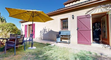 Grande maison position dominante avec tour, grand jardin, piscine  et très jolie vue !