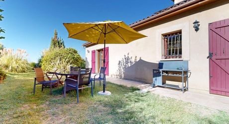 Grande maison position dominante avec tour, grand jardin, piscine  et très jolie vue !