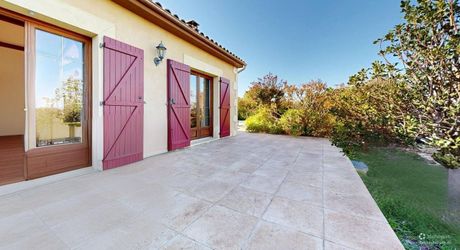 Grande maison position dominante avec tour, grand jardin, piscine  et très jolie vue !