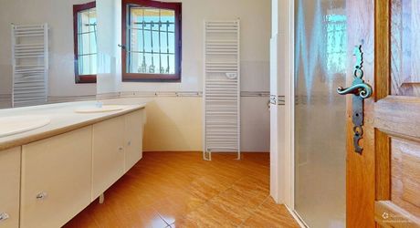 Grande maison position dominante avec tour, grand jardin, piscine  et très jolie vue !