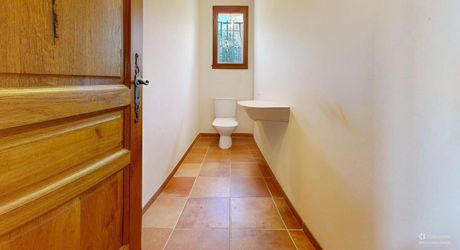 Grande maison position dominante avec tour, grand jardin, piscine  et très jolie vue !