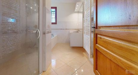 Grande maison position dominante avec tour, grand jardin, piscine  et très jolie vue !