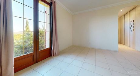 Grande maison position dominante avec tour, grand jardin, piscine  et très jolie vue !