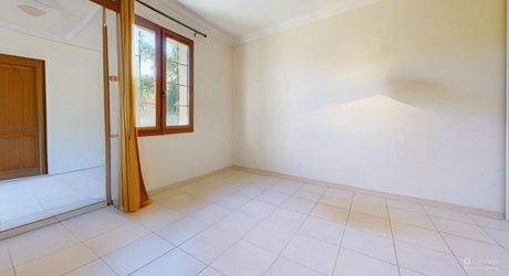 Grande maison position dominante avec tour, grand jardin, piscine  et très jolie vue !