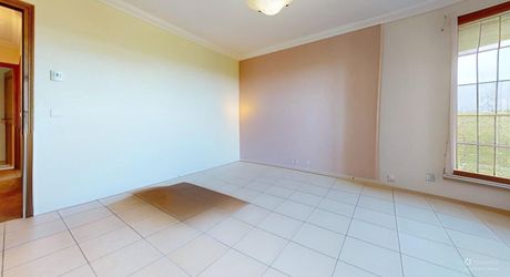 Grande maison position dominante avec tour, grand jardin, piscine  et très jolie vue !