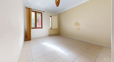 Grande maison position dominante avec tour, grand jardin, piscine  et très jolie vue !