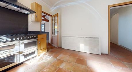 Grande maison position dominante avec tour, grand jardin, piscine  et très jolie vue !
