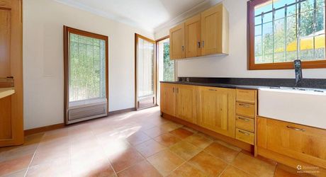 Grande maison position dominante avec tour, grand jardin, piscine  et très jolie vue !