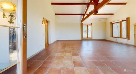 Grande maison position dominante avec tour, grand jardin, piscine  et très jolie vue !