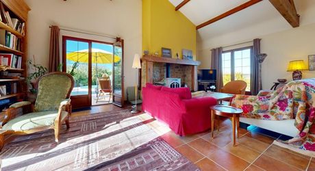 Grande maison position dominante avec tour, grand jardin, piscine  et très jolie vue !