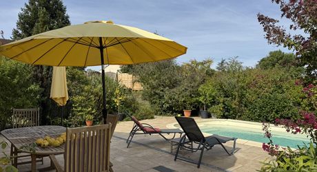 Grande maison position dominante avec tour, grand jardin, piscine  et très jolie vue !