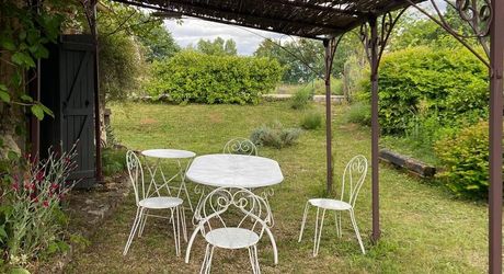Entre ombre de vigne et douceur de pierre, maison de charme avec 2 chambres et piscine, 10 minutes des commerces