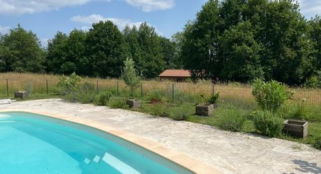 Entre ombre de vigne et douceur de pierre, maison de charme avec 2 chambres et piscine, 10 minutes des commerces