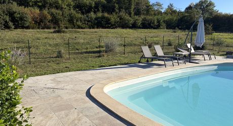 Entre ombre de vigne et douceur de pierre, maison de charme avec 2 chambres et piscine, 10 minutes des commerces
