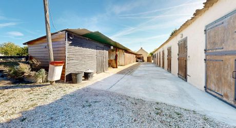 Propriété aux multiples visages aux portes de Paris : volumes, liberté et potentiel équestre. Visite virtuelle sur demande