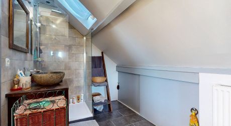 Propriété aux multiples visages aux portes de Paris : volumes, liberté et potentiel équestre. Visite virtuelle sur demande