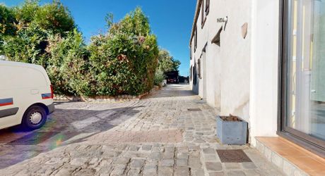 Propriété aux multiples visages aux portes de Paris : volumes, liberté et potentiel équestre. Visite virtuelle sur demande