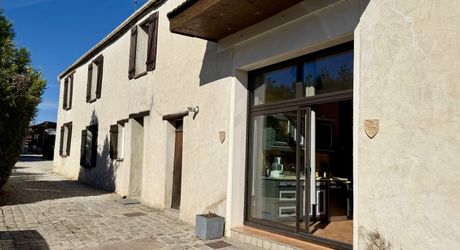 Propriété aux multiples visages aux portes de Paris : volumes, liberté et potentiel équestre. Visite virtuelle sur demande