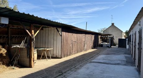 Propriété aux multiples visages aux portes de Paris : volumes, liberté et potentiel équestre. Visite virtuelle sur demande