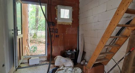Maison perigordine à terminer , 170m2 prévus et terrain de 2310m2