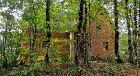 Maison perigordine à terminer , 170m2 prévus et terrain de 2310m2