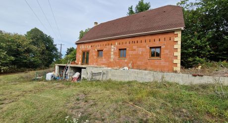 Maison perigordine à terminer , 170m2 prévus et terrain de 2310m2