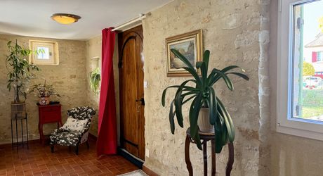 Maison en pierre rénovée avec jardin, appartement indépendant et garage – Commerces à pied