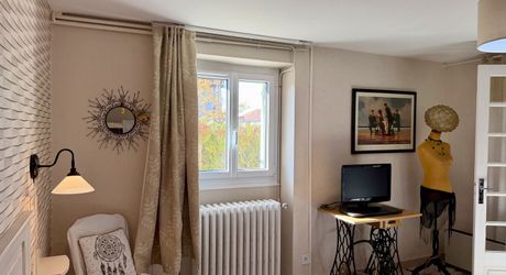 Maison en pierre rénovée avec jardin, appartement indépendant et garage – Commerces à pied