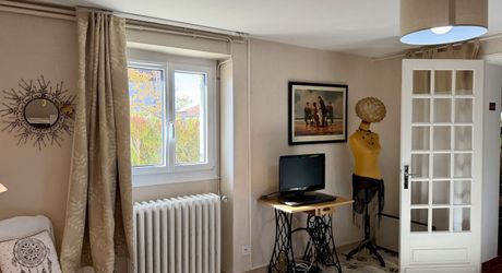 Maison en pierre rénovée avec jardin, appartement indépendant et garage – Commerces à pied