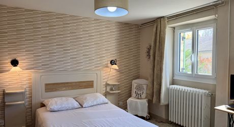 Maison en pierre rénovée avec jardin, appartement indépendant et garage – Commerces à pied