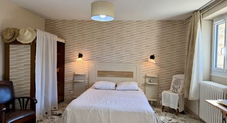 Maison en pierre rénovée avec jardin, appartement indépendant et garage – Commerces à pied