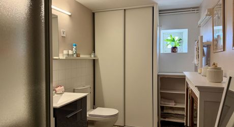 Maison en pierre rénovée avec jardin, appartement indépendant et garage – Commerces à pied
