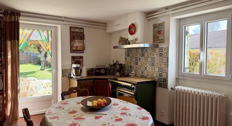 Maison en pierre rénovée avec jardin, appartement indépendant et garage – Commerces à pied