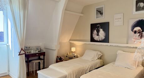 Maison en pierre rénovée avec jardin, appartement indépendant et garage – Commerces à pied