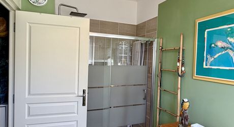 Maison en pierre rénovée avec jardin, appartement indépendant et garage – Commerces à pied