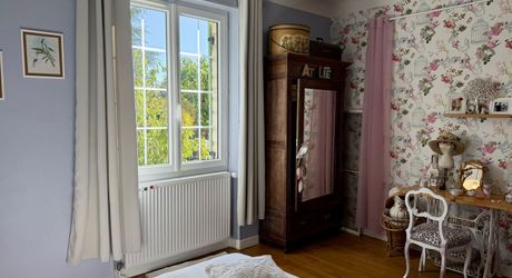 Maison en pierre rénovée avec jardin, appartement indépendant et garage – Commerces à pied
