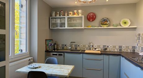Maison en pierre rénovée avec jardin, appartement indépendant et garage – Commerces à pied