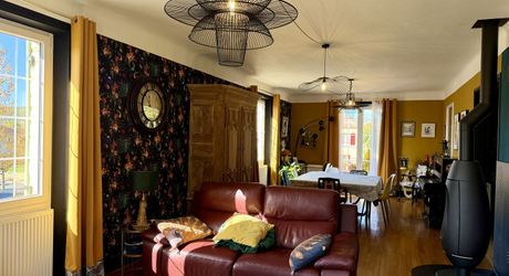 Maison en pierre rénovée avec jardin, appartement indépendant et garage – Commerces à pied