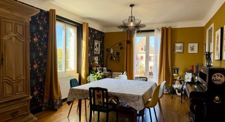 Maison en pierre rénovée avec jardin, appartement indépendant et garage – Commerces à pied