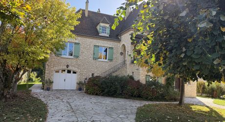 Maison en pierre rénovée avec jardin, appartement indépendant et garage – Commerces à pied