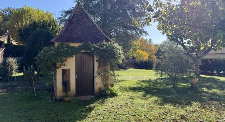 Maison en pierre rénovée avec jardin, appartement indépendant et garage – Commerces à pied