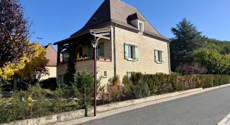 Maison en pierre rénovée avec jardin, appartement indépendant et garage – Commerces à pied