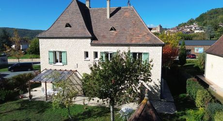 Maison en pierre rénovée avec jardin, appartement indépendant et garage – Commerces à pied