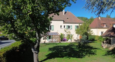 Maison en pierre rénovée avec jardin, appartement indépendant et garage – Commerces à pied