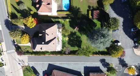 Maison en pierre rénovée avec jardin, appartement indépendant et garage – Commerces à pied