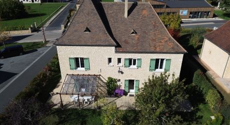 Maison en pierre rénovée avec jardin, appartement indépendant et garage – Commerces à pied
