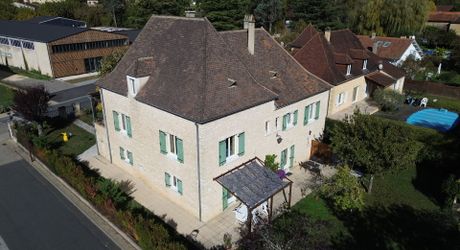 Maison en pierre rénovée avec jardin, appartement indépendant et garage – Commerces à pied