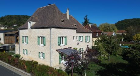 Maison en pierre rénovée avec jardin, appartement indépendant et garage – Commerces à pied