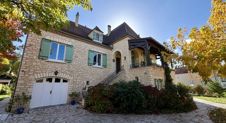 Maison en pierre rénovée avec jardin, appartement indépendant et garage – Commerces à pied