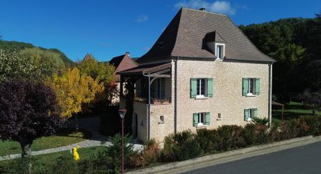 Maison en pierre rénovée avec jardin, appartement indépendant et garage – Commerces à pied